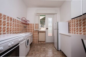 Fridge, oven, dining tables - N127 - Numana, three-room apartment with garden 200m from the beach (Numana)