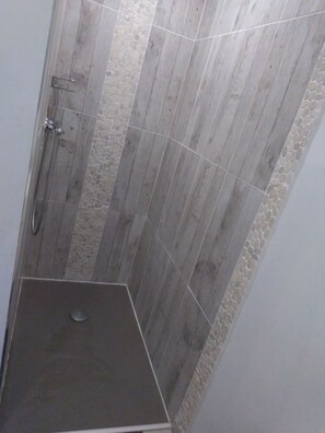Een douche, een haardroger, toiletpapier