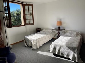 4 Schlafzimmer, Bügeleisen/Bügelbrett, Reisekinderbett, WLAN