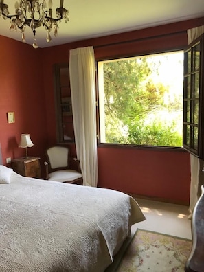 4 chambres, fer et planche à repasser, lit parapluie, Wi-Fi