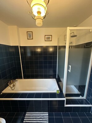 Ensemble douche/baignoire, sèche-cheveux, papier toilette