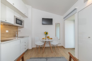Studio, 1 lit double | Coin cuisine privé | Réfrigérateur, micro-ondes, plaque de cuisson, cafetière/bouilloire