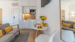 Studio, 1 Double Bed | Private kitchenette - Orange 3 House - Chiado Studios (Lisbon)
