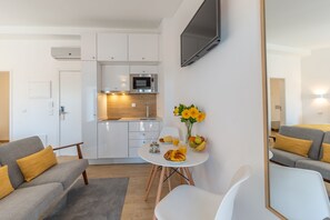 Studio, 1 tweepersoonsbed | Privékitchenette | Een koelkast, een microgolfoven, een kookplaat