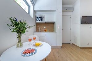 Studio, 1 lit double | Coin cuisine privé | Réfrigérateur, micro-ondes, plaque de cuisson, cafetière/bouilloire