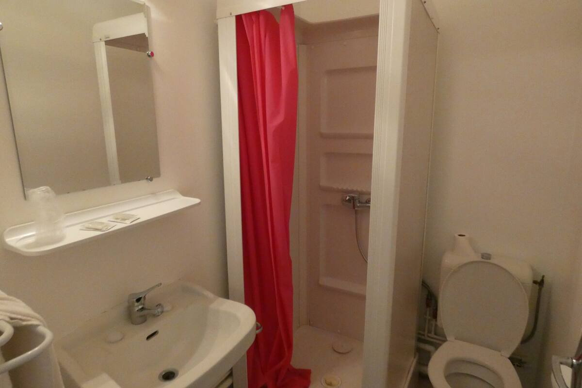 suite | bathroom | free toiletries, hair dryer, towels