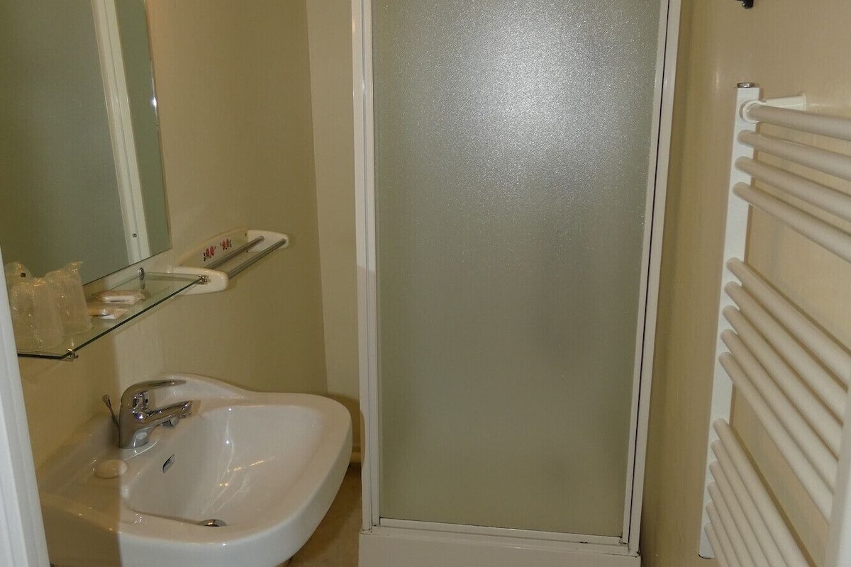 double room | bathroom | free toiletries, hair dryer, towels