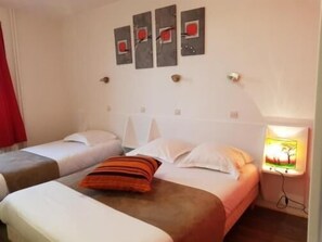 Individually decorated, individually furnished, desk, free WiFi - Relais des Forets (Blessac)