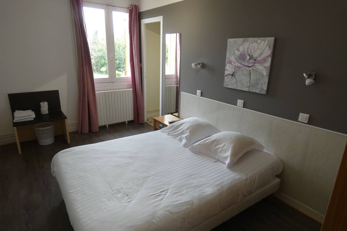 Double Room | Desk, WiFi (free), individually decorated, individually furnished