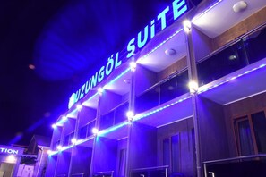 Voorkant accommodatie - avond/nacht