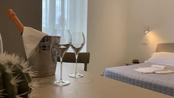 Chambre Double Standard | Coffres-forts dans les chambres, bureau, Wi-Fi gratuit, draps fournis