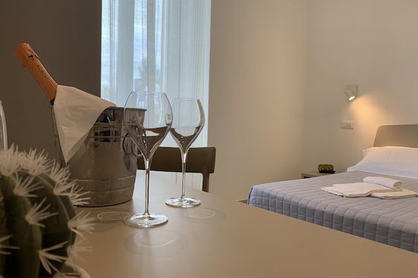 Standard Double Room | Peti besi dalam bilik, meja, Wi-fi percuma, cadar katil