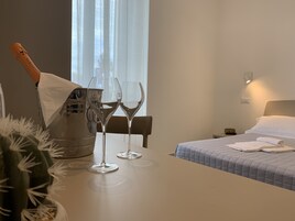 标准双人房 | 客房内保险箱、办公桌、免费 WiFi、床单