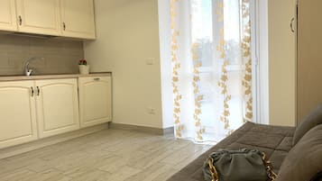 Appartement Standard, 1 chambre, terrasse | Salle de séjour | Télévision à écran plat
