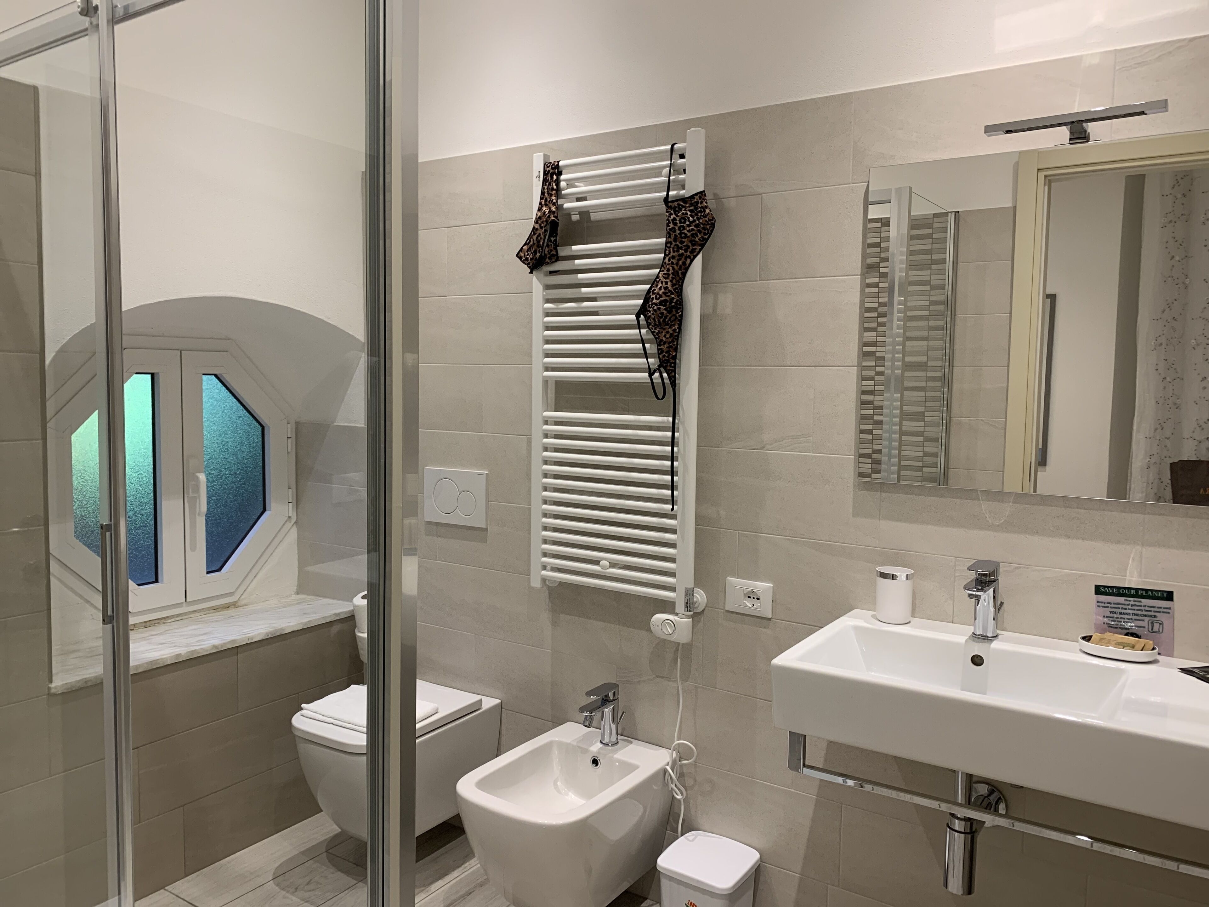 Superior Double Room, 1 Queen Bed | Bathroom | Shower, hair dryer, bidet, towels
