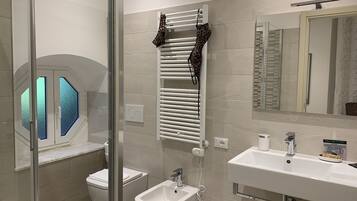 ห้องซูพีเรียดับเบิล, เตียงควีนไซส์ 1 เตียง | ห้องน้ำ | ฝักบัว, ไดร์เป่าผม, โถสุขภัณฑ์แบบบิเดท์, ผ้าเช็ดตัว