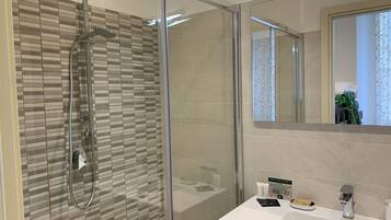 Standard Quadruple Room | Bathroom | Shower, hair dryer, bidet, towels