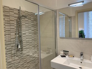 Kamar Quadruple Standar | Kamar mandi | Shower, pengering rambut, kloset, dan handuk