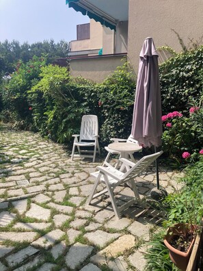 Chambre Triple, rez-de-chaussée | Terrasse/Patio