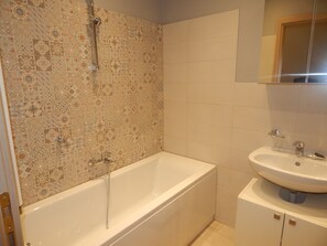 Triple Room, Ground Floor | Bathroom | Free toiletries, hair dryer, slippers, bidet - Guest House Berzefi (Bergeggi)