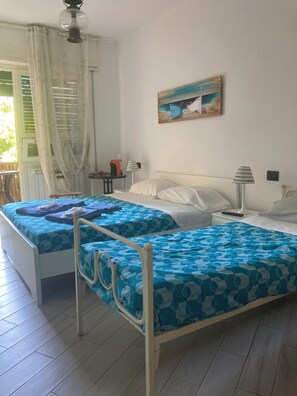 Chambre Triple, rez-de-chaussée | 1 chambre, bureau, lits pliants/supplémentaires, Wi-Fi gratuit