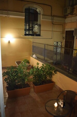 Deluxe Room, 1 Queen Bed (Red) | Terrace/patio