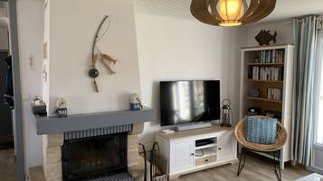 Télévision, cheminée, livres, chaßne hi-fi