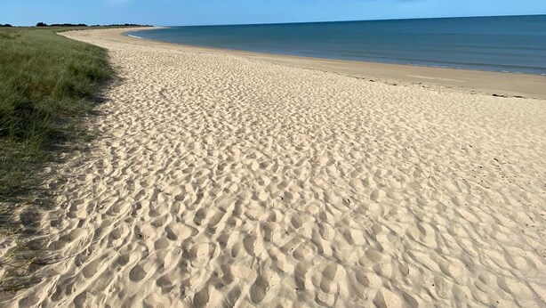 A sandy beach with footprints leading to the water, under a clear blue sky. - Renovated house Ile de Noirmoutier (L'Epine), in a quiet dead end, garden! (L'EPINE)