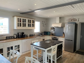 KĂŒhlschrank, Mikrowelle, Ofen, Herdplatte