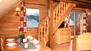 A wooden cabin with a dining area, a staircase, and a bed. - 2nd floor, balcony, parking, tv, ski locker, 38m², Pra Loup (Uvernet-Fours)