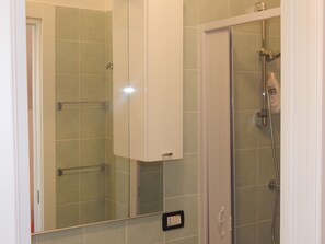 Chambre Double, 1 grand lit, salle de bains attenante | Salle de bain
