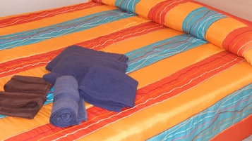 Habitación doble, 1 cama Queen size, baño compartido | Decoración personalizada, muebles diferentes, escritorio y wifi gratis