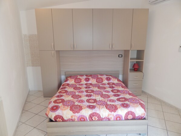 Chambre Double, 1 grand lit, salle de bains attenante