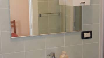 Chambre Double, 1 grand lit, salle de bains attenante | Salle de bain | Douche, bidet, serviettes fournies, savon