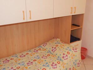 Individually decorated, individually furnished, desk, free WiFi - Affittacamere Marosa (Albenga)