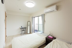 Individually decorated, desk, laptop workspace, free WiFi - White House Tsuruhashi (Osaka)