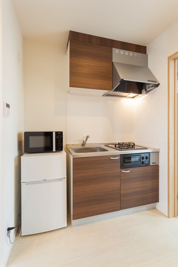 301 | Private kitchen | Fridge, microwave, stovetop, cookware/dishes/utensils