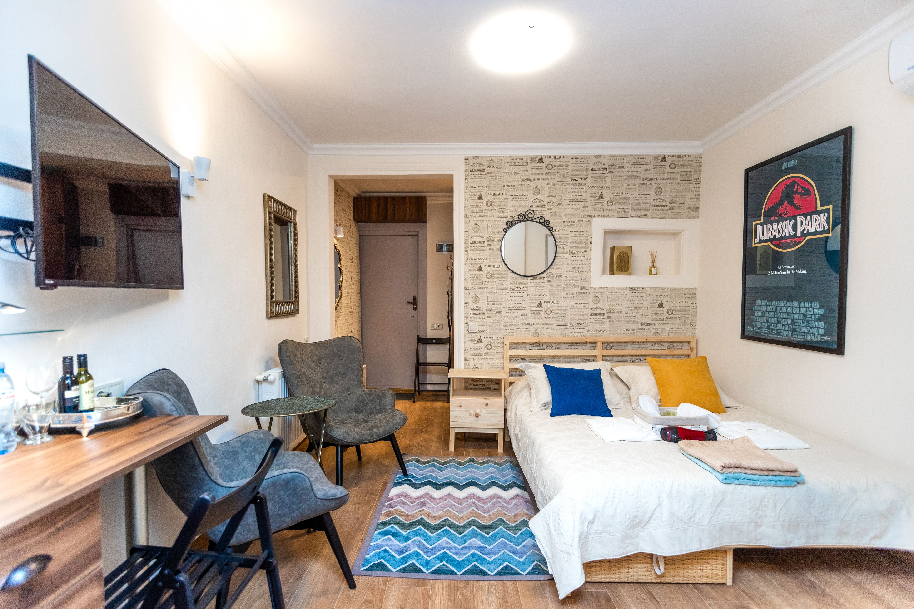 1 chambre, bureau, fer et planche à repasser
