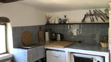 JÀÀkaappi, astianpesukone, vedenkeitin