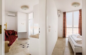 Panoramic Suite, 1 Queen Bed | Minibar, soundproofing, free WiFi, bed sheets - Desert Moon (Giza)