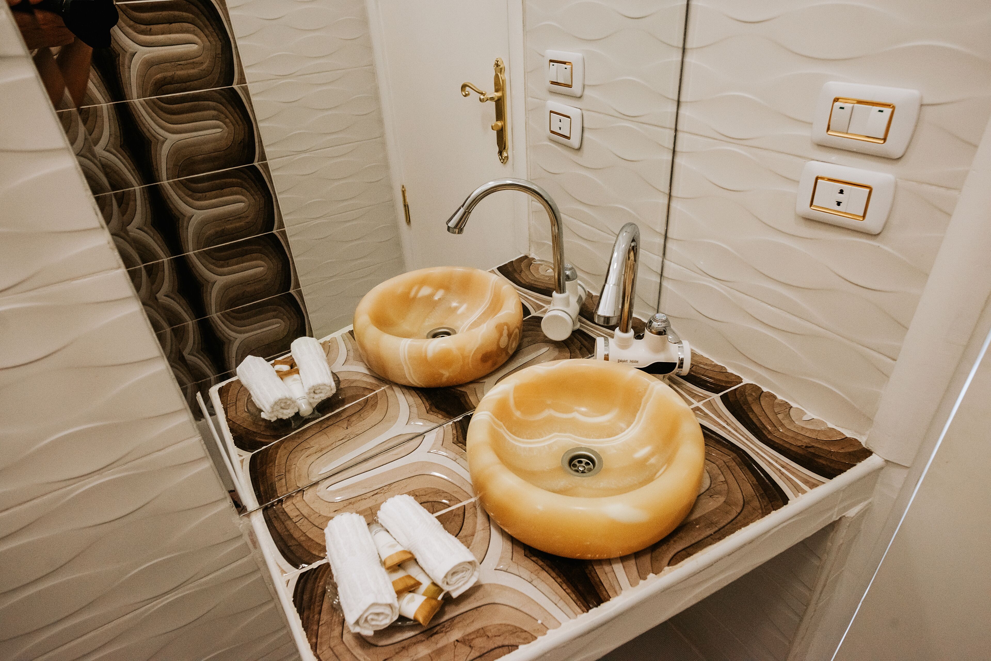 panoramic suite, 1 queen bed | bathroom | shower, towels