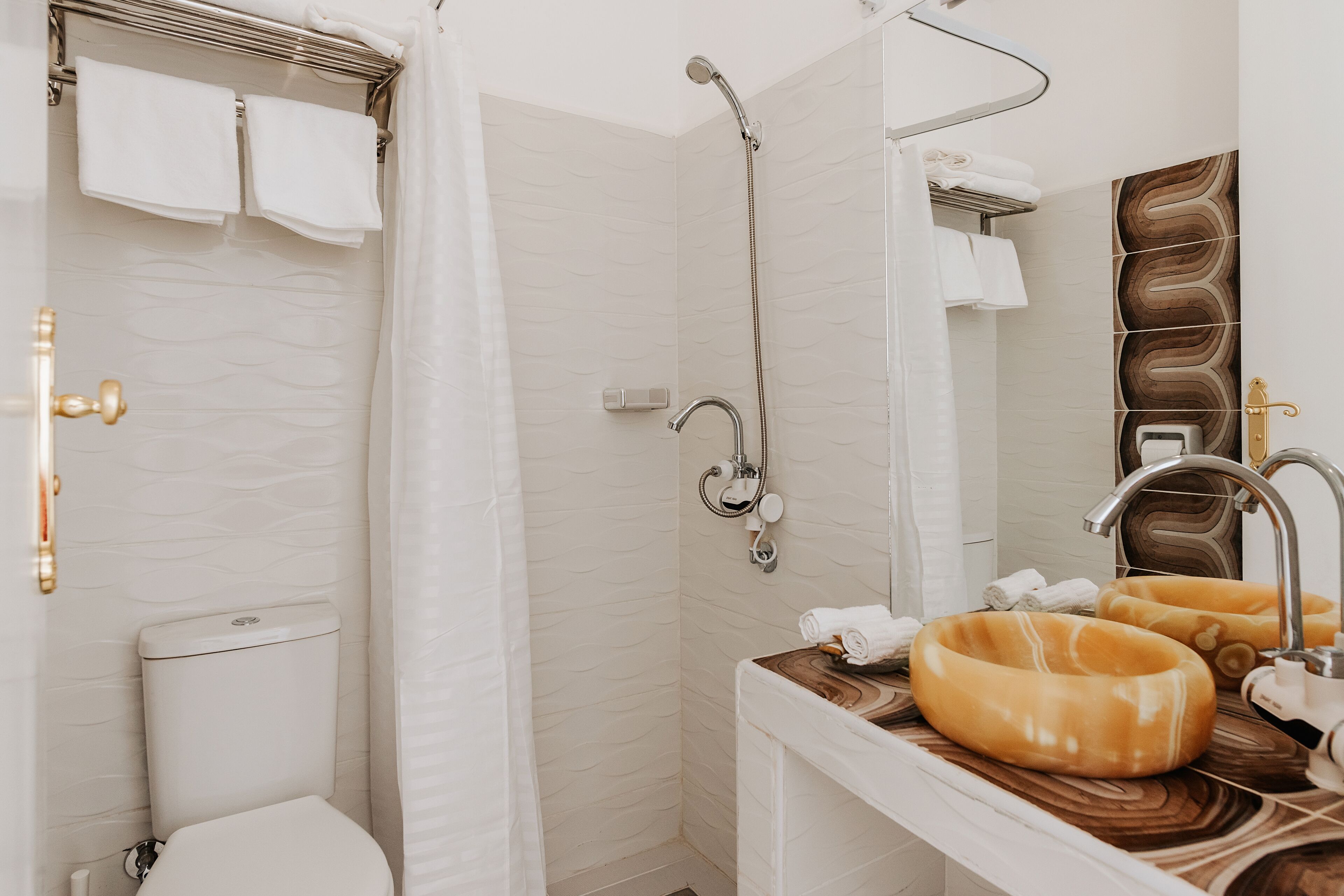 Panorama suite, 1 queensize bed | Badkamer | Een douche, handdoeken