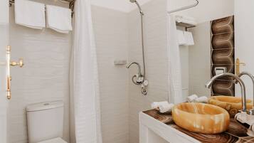 Panorama suite, 1 queensize bed | Badkamer | Een douche, handdoeken