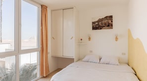 Panoramic Double Room (Double room with Pyramids view) | Minibar, soundproofing, free WiFi, bed sheets - Desert Moon (Giza)