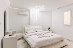 Minibar, sistema de insonorización, wifi gratis y ropa de cama 