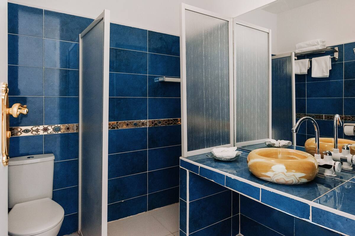 panoramic triple room (2 + 1 room with pyramids view) | bathroom | shower, towels