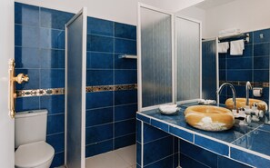 Panoramic Triple Room (2 + 1 room with Pyramids view) | Bathroom | Shower, towels - Desert Moon (Giza)