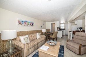 Deluxe Room, 1 Bedroom, Non Smoking | Living room | LED TV - The Palm of Madeira Beach (Madeira Beach)