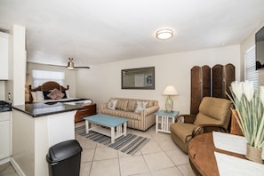 Suíte estúdio, 1 quarto, para não fumantes | Área de estar | TV LED