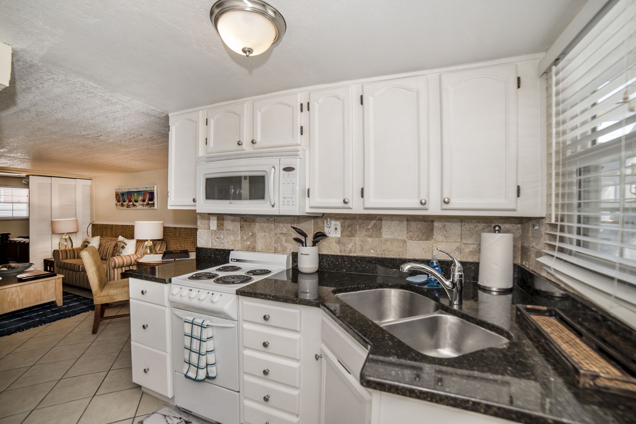 Deluxe Room, 1 Bedroom, Non Smoking | Private kitchen | Full-size fridge, microwave, oven, stovetop